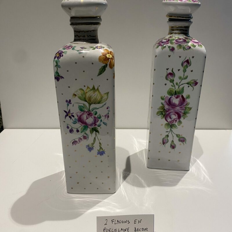 2 flacons en porcelaine