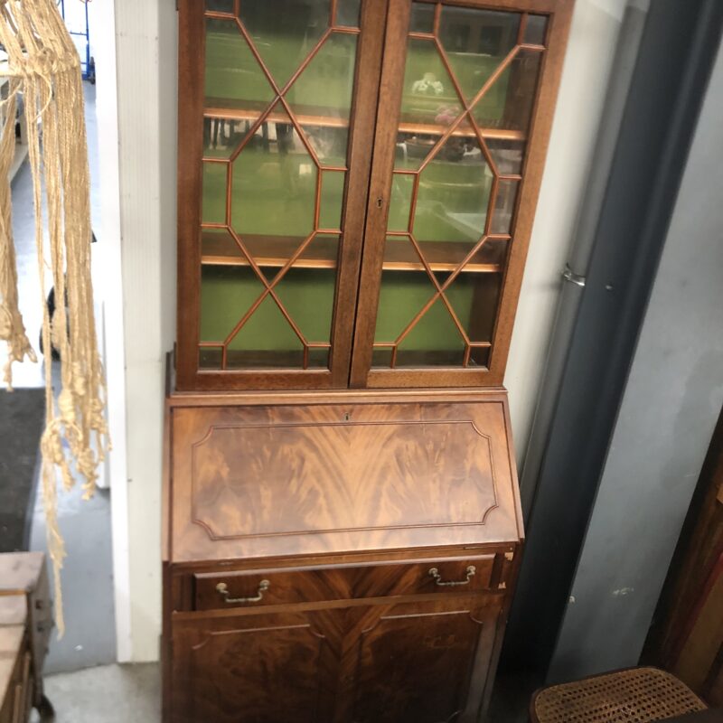 Secrétaire vitrine anglais