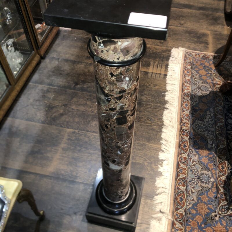 colonne en marbre rose et brun