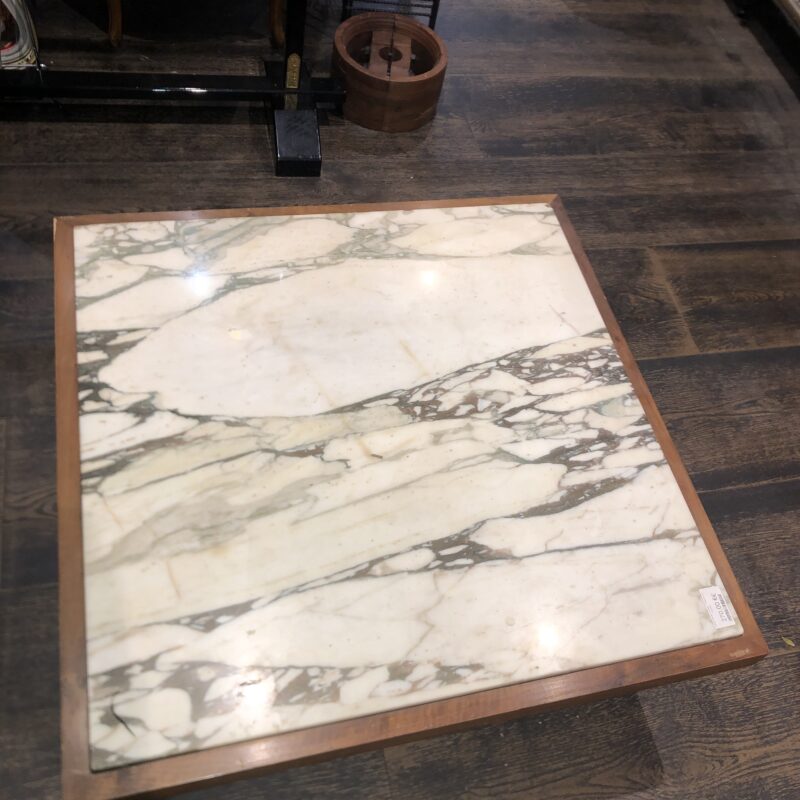 Table basse vintage . Tablette en marbre