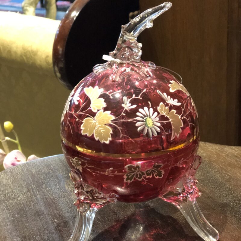 Bonbonnière. Verre émaillé à décor de feuilles. Style pré Art nouveau