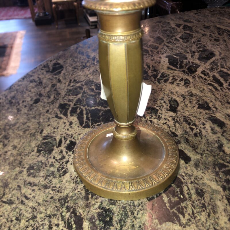 paire de bougeoirs. Bronze patiné. XIXe