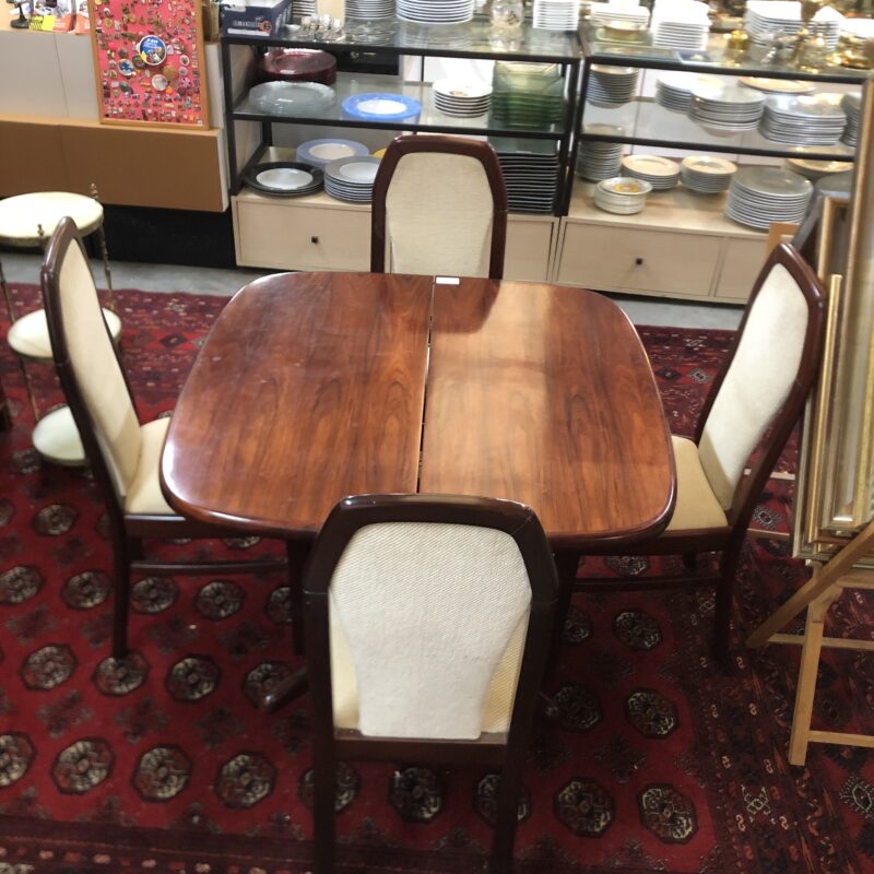 une table avec 4 chaise