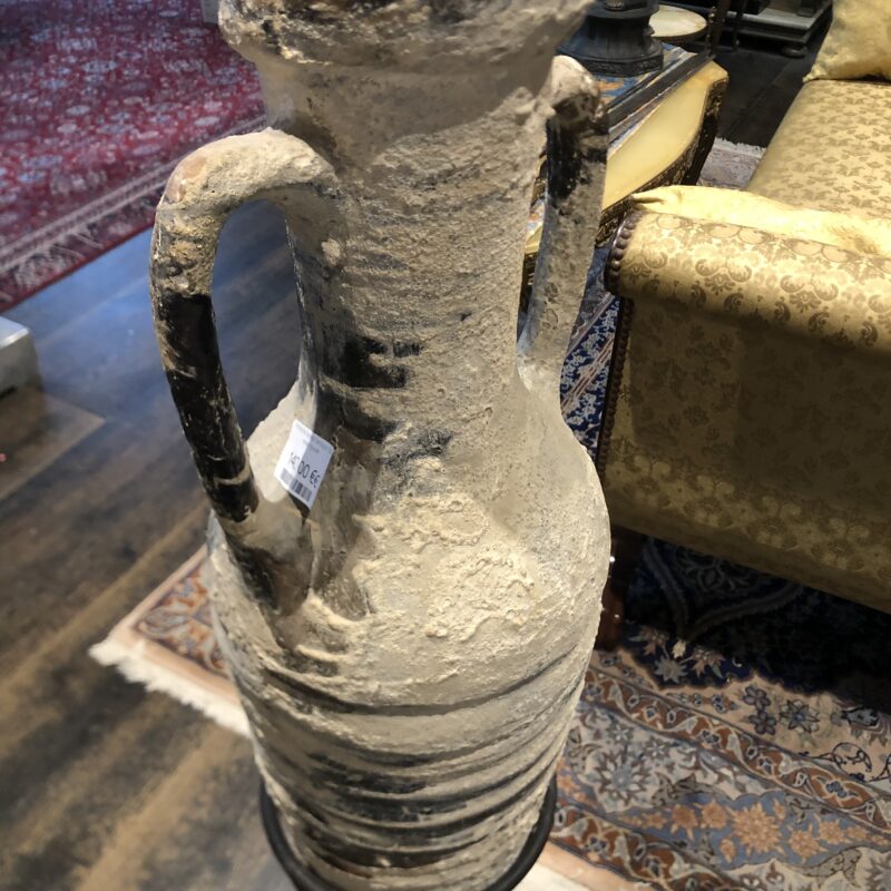 Amphore d’après l’antique. Sur socle tripode