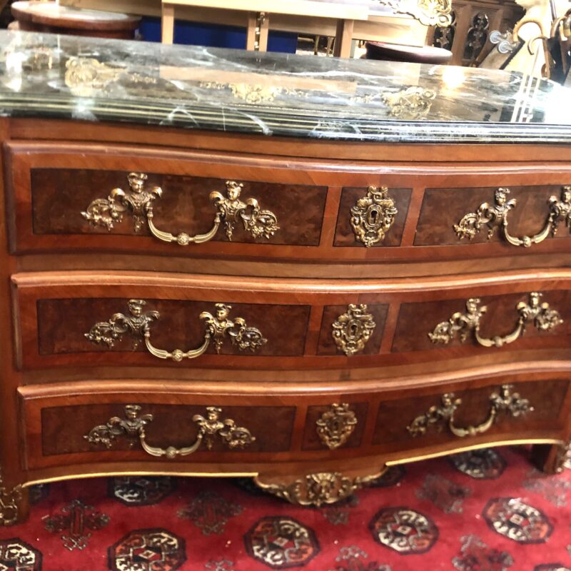 Commode à tiroirs style régence XXe