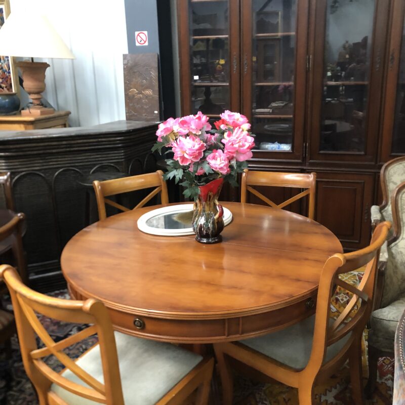 table  ronde avec 4 chaises anglais