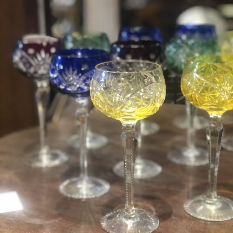 Ensemble de 12 verres à vin en cristal taillé multicolores