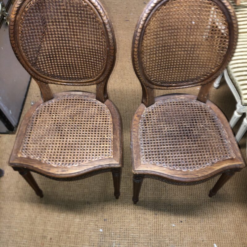 Paire de chaises style Louis