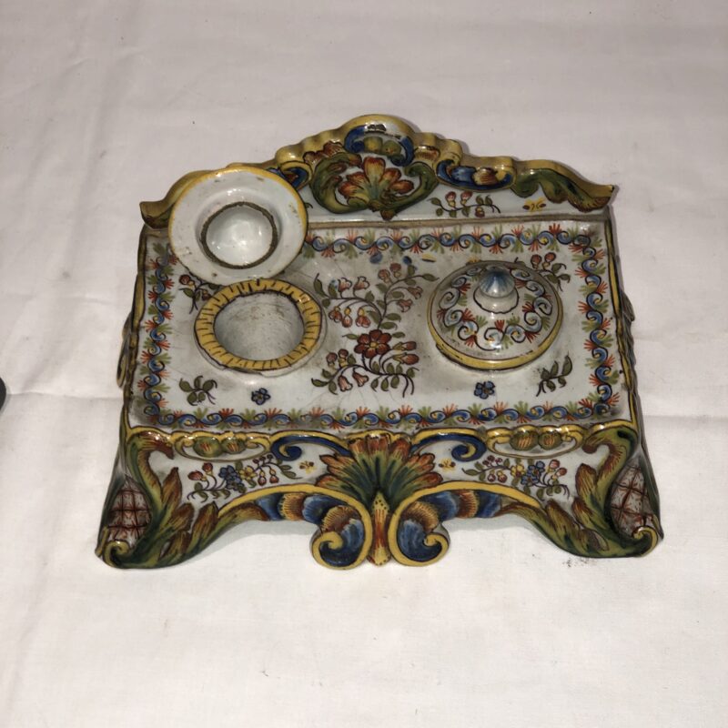 Encrier en faïence de Desvres . Décor polychrome peint à la main