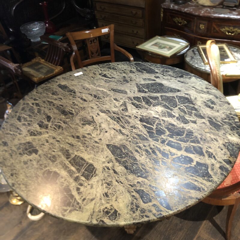 Table ronde de salle à manger.Bois sculpté,tablette en marbre. Style baroque XXe