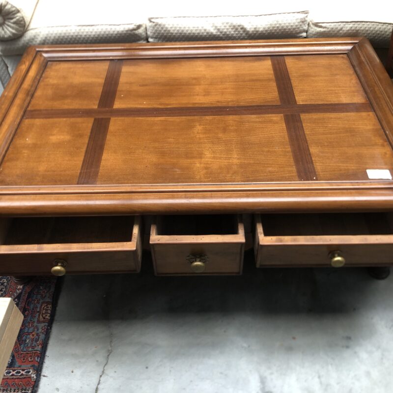table salon style bateau avec tiroirs