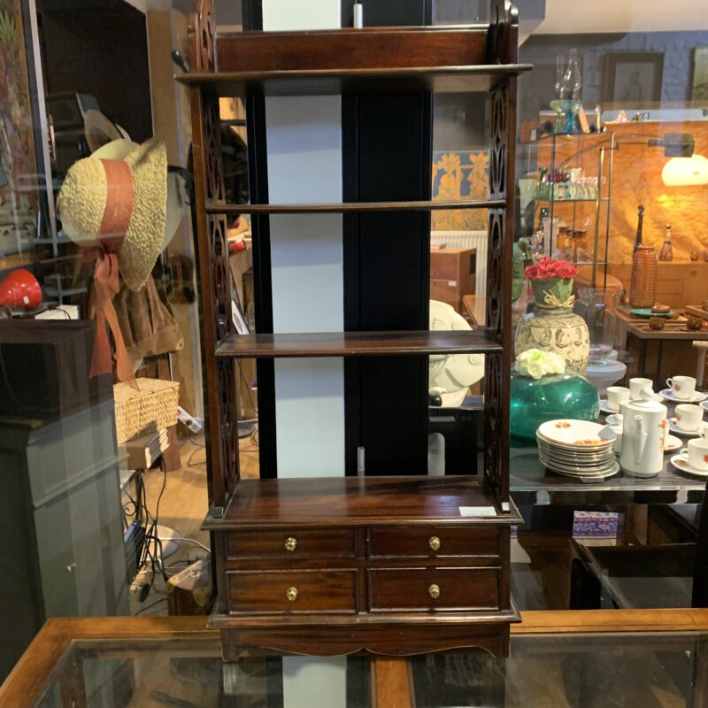 Étagère à petits tiroirs