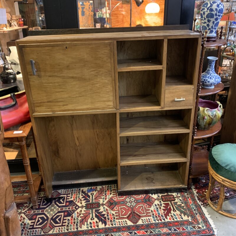 Meuble à étagères de style