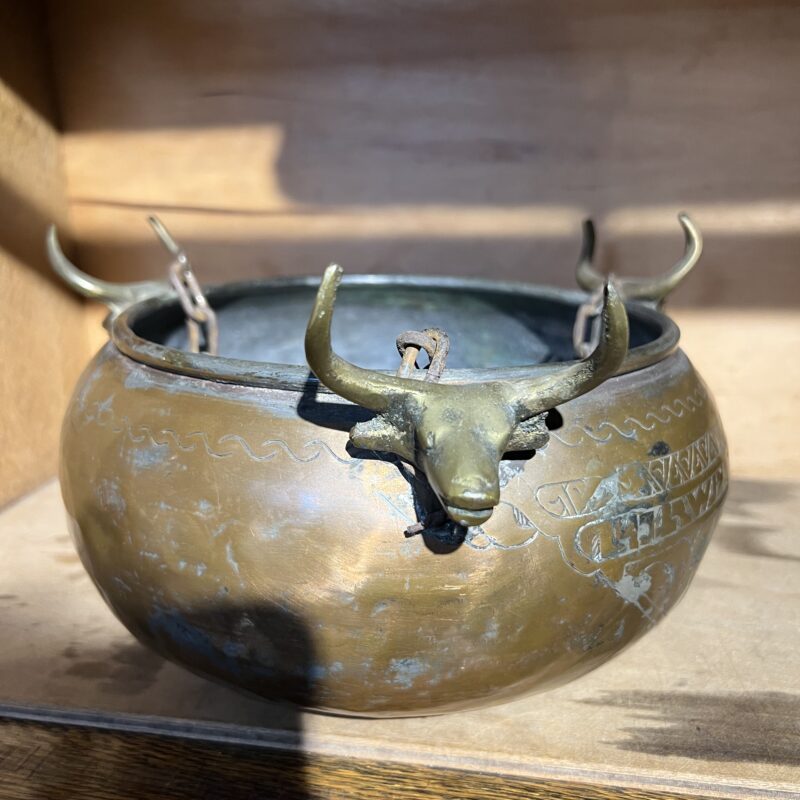 Chaudron cuivre Décor de trois taureaux