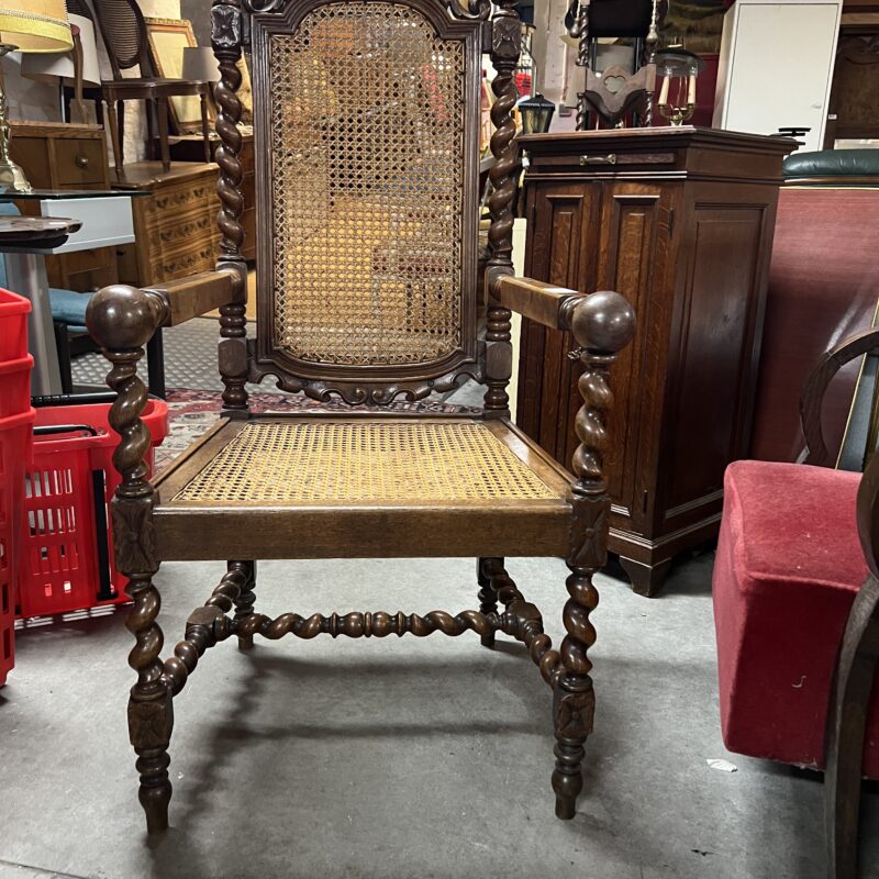fauteuil en bois cannelé sculpté