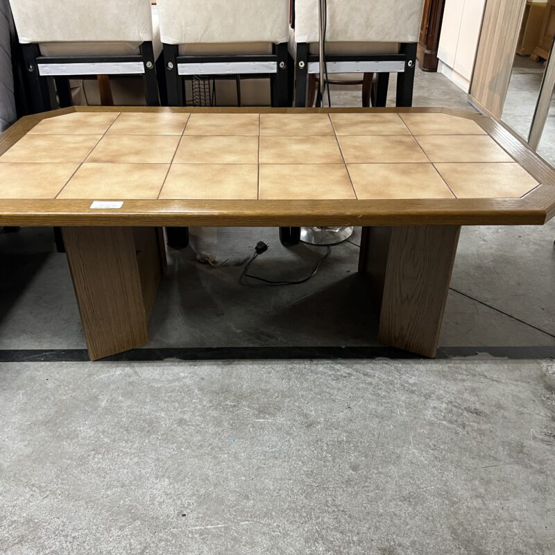 table de salon milieu carrelage