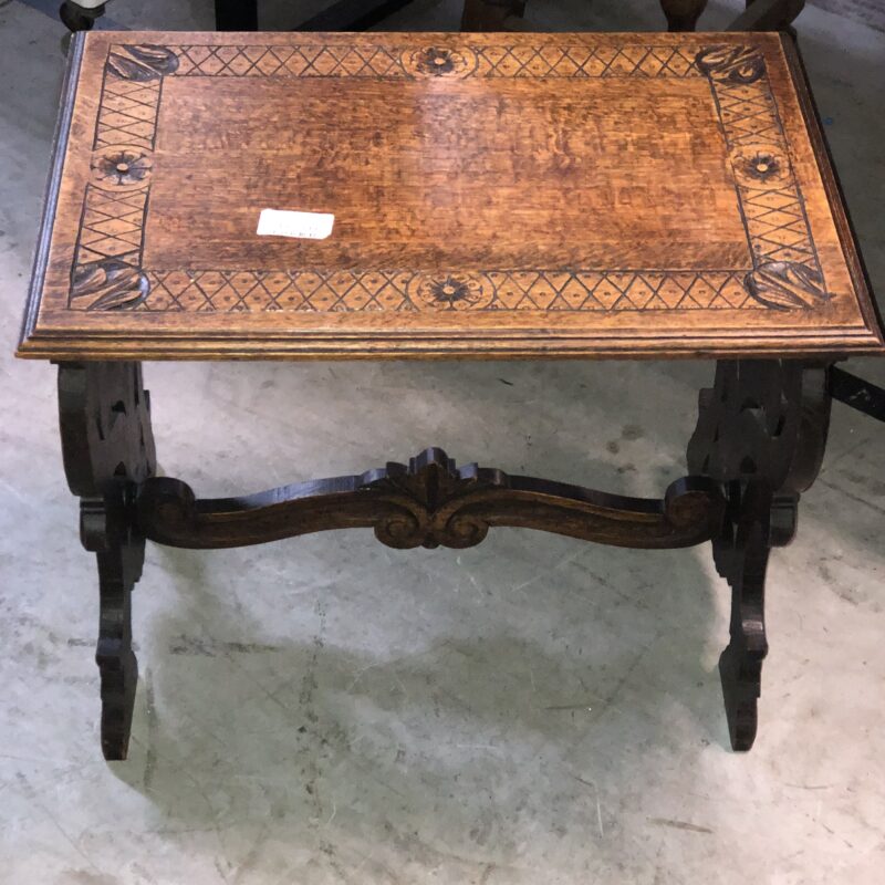 Petite table basse sculptée