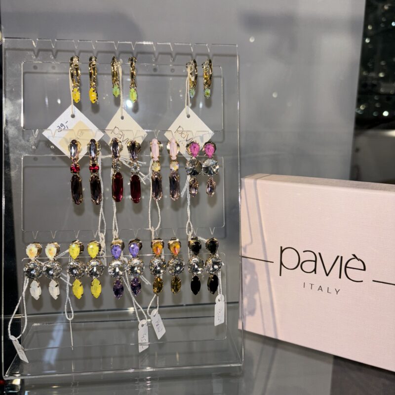 Bijoux. Boucle d’oreille. Pavie
