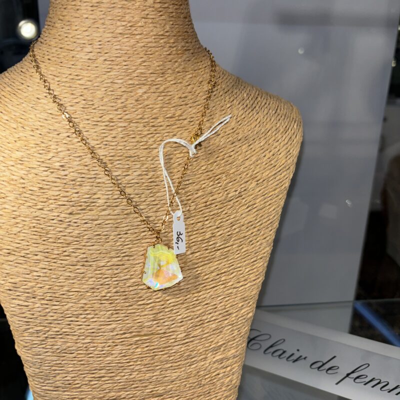 Bijoux. Collier. Clair de femme