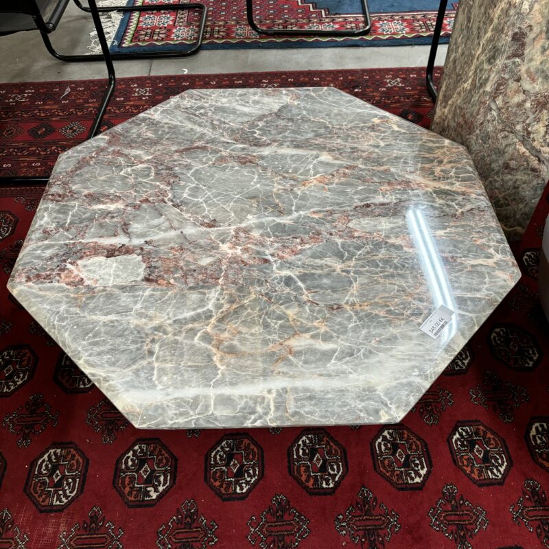 Table octogonale en marbre gris et rose