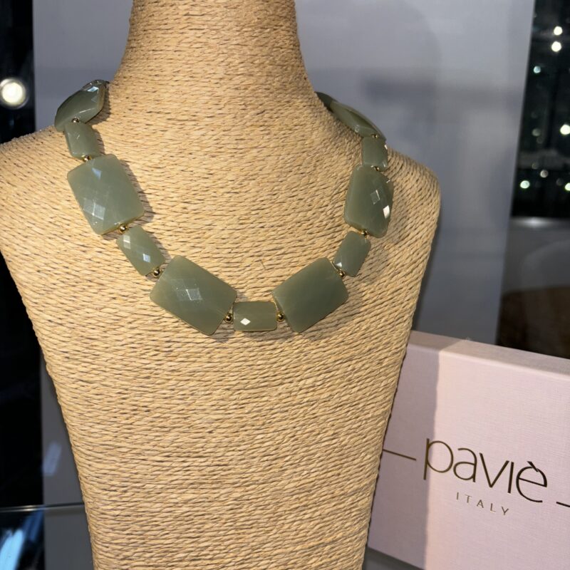 Bijoux. Collier. Pavie