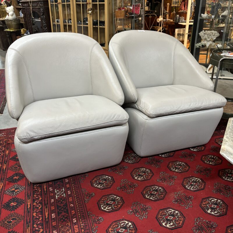 Paire de fauteuils club en cuir gris