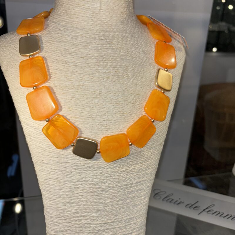 Bijoux. Collier. Clair de femme