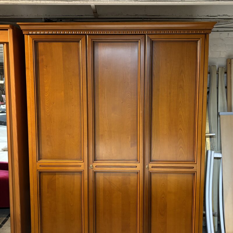Grande armoire en bois