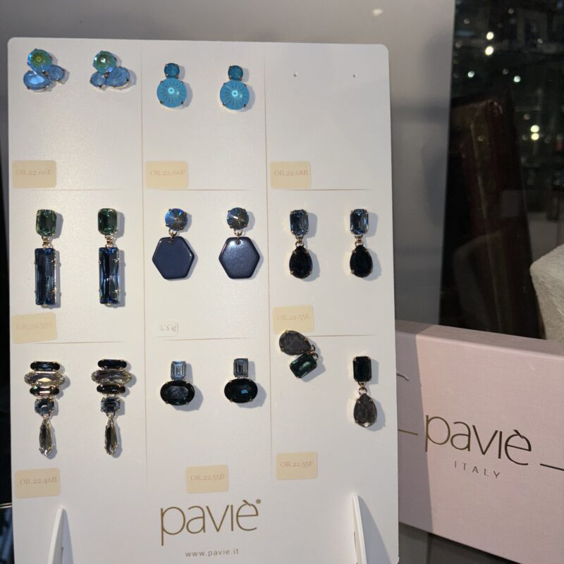 Bijoux. Boucle d’oreille. Pavie