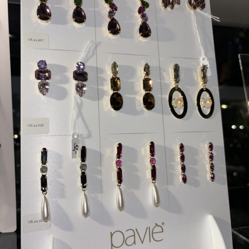 Bijoux. Boucle d’oreille. Pavie