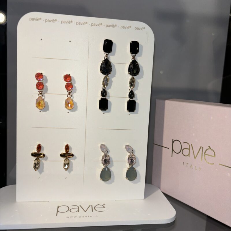 Bijoux. Boucle d’oreille. Pavie