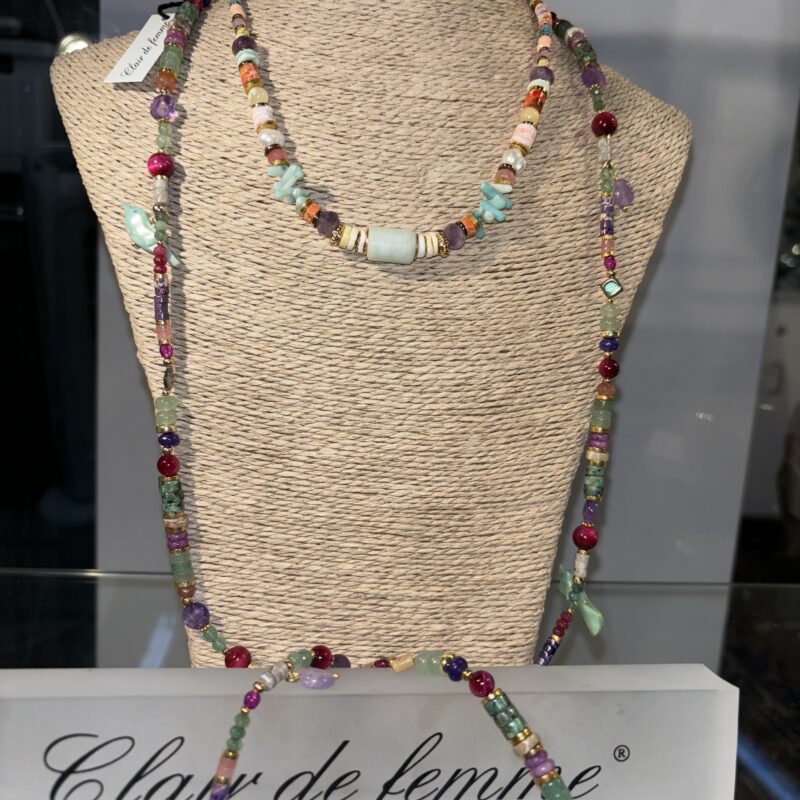 Bijoux. Collier. Clair de femme