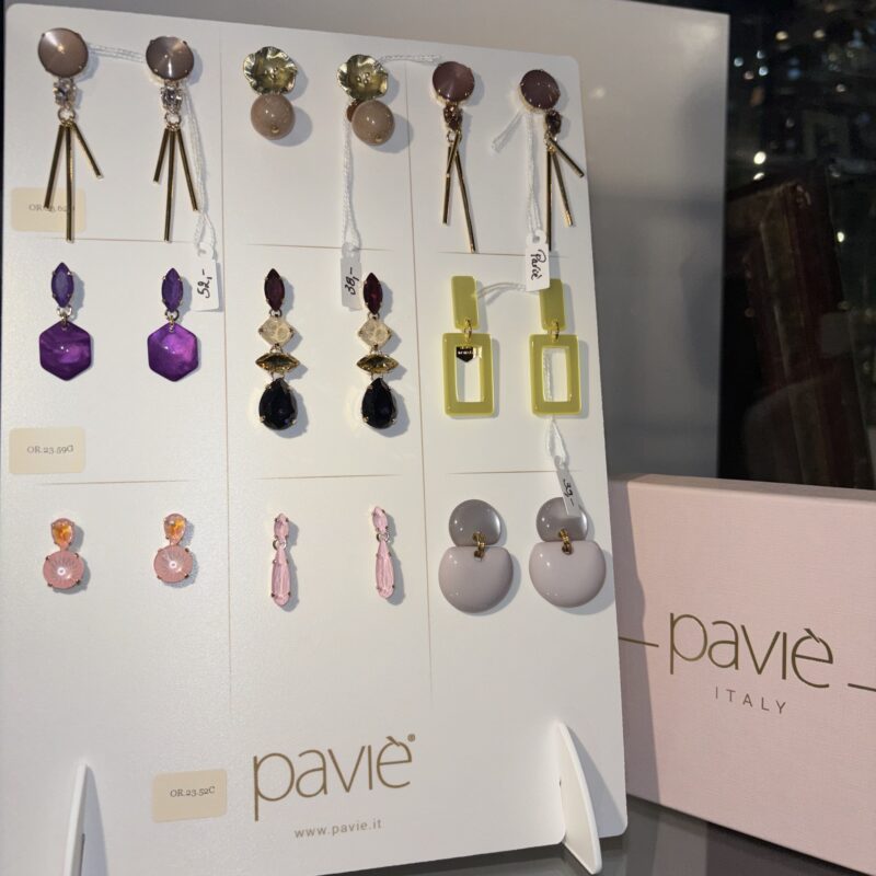 Bijoux. Boucle d’oreille. Pavie