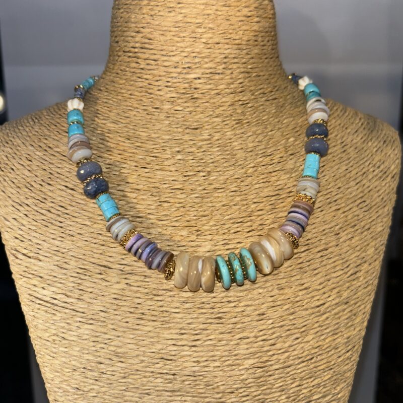 Bijoux. Collier. Clair de femme