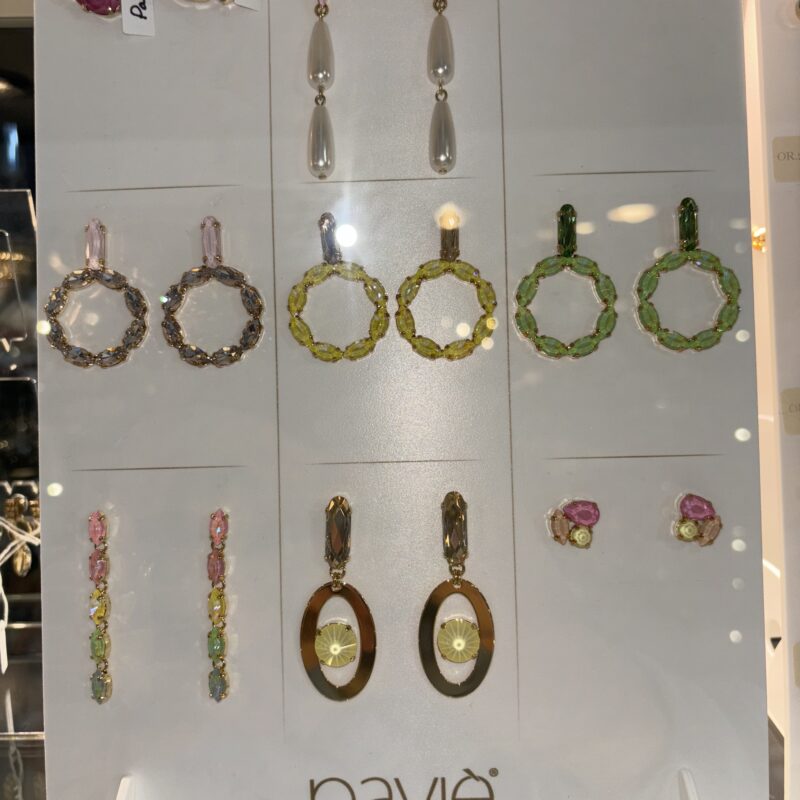 Bijoux. Boucle d’oreille. Pavie