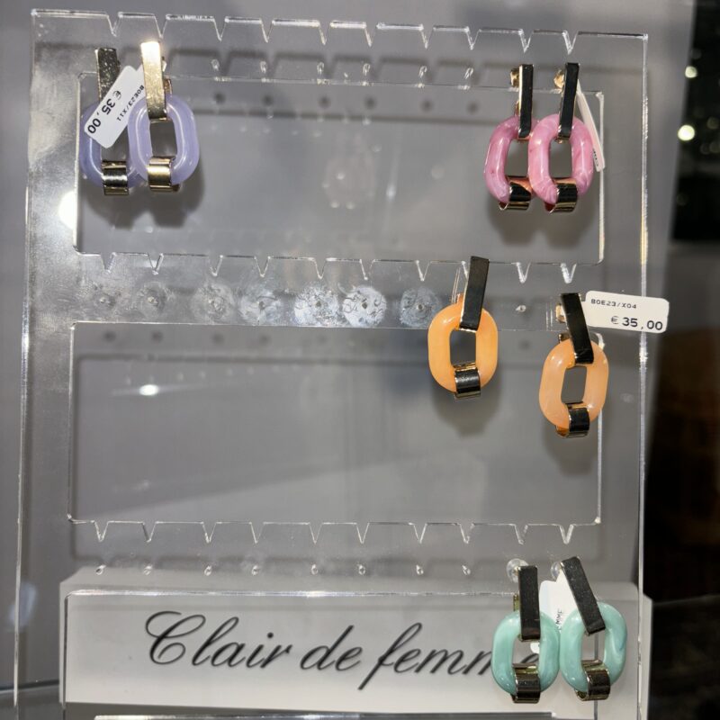 Bijoux. Boucle d’oreille. Clair de femme