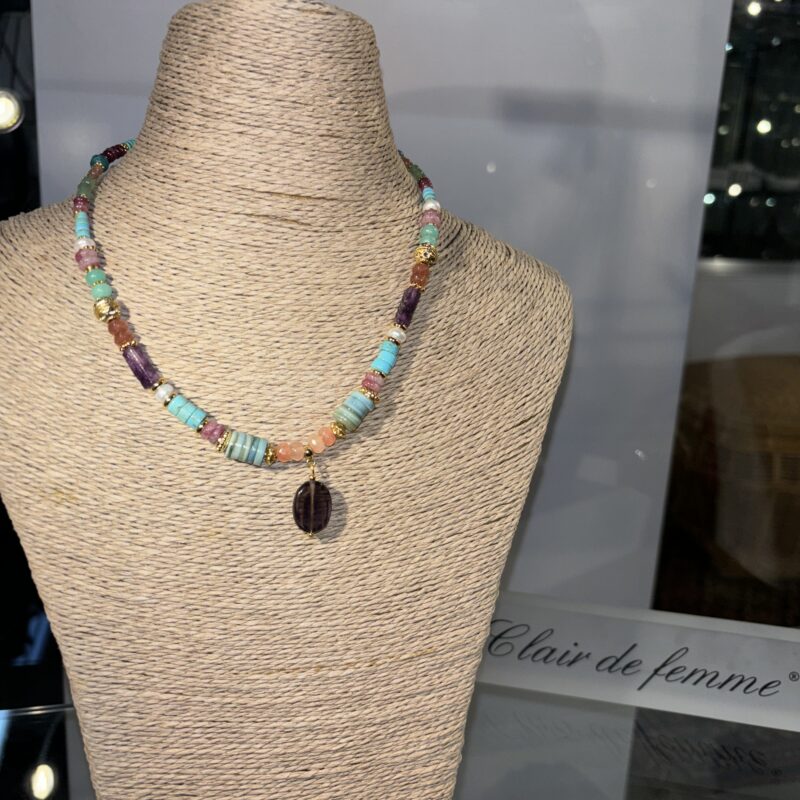 Bijoux. Collier. Clair de femme