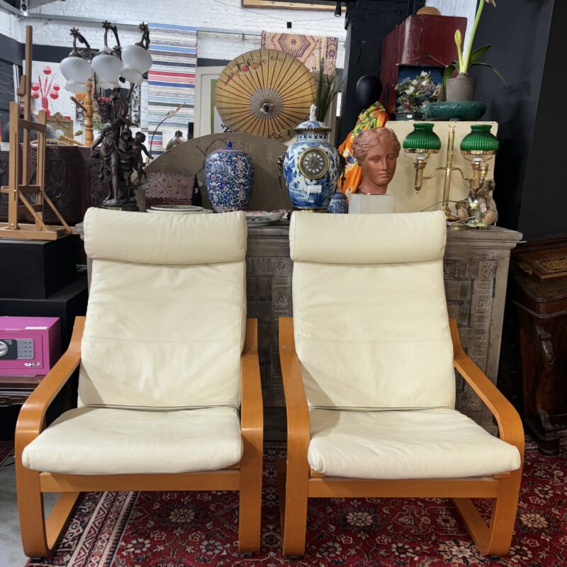Paire de fauteuils en cuir beige
