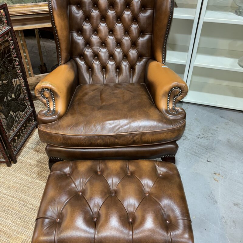 Fauteuil Chesterfield vintage avec pouf