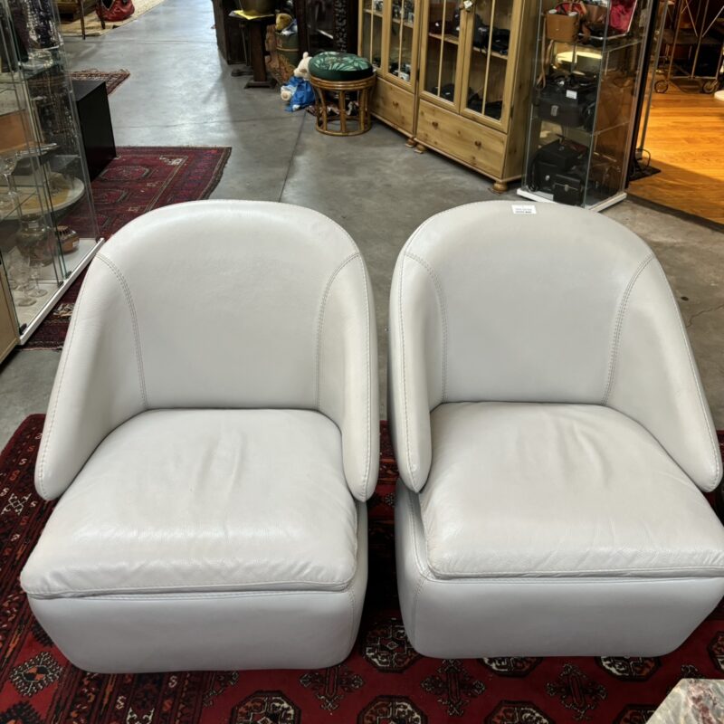 Paire de fauteuils club en cuir gris