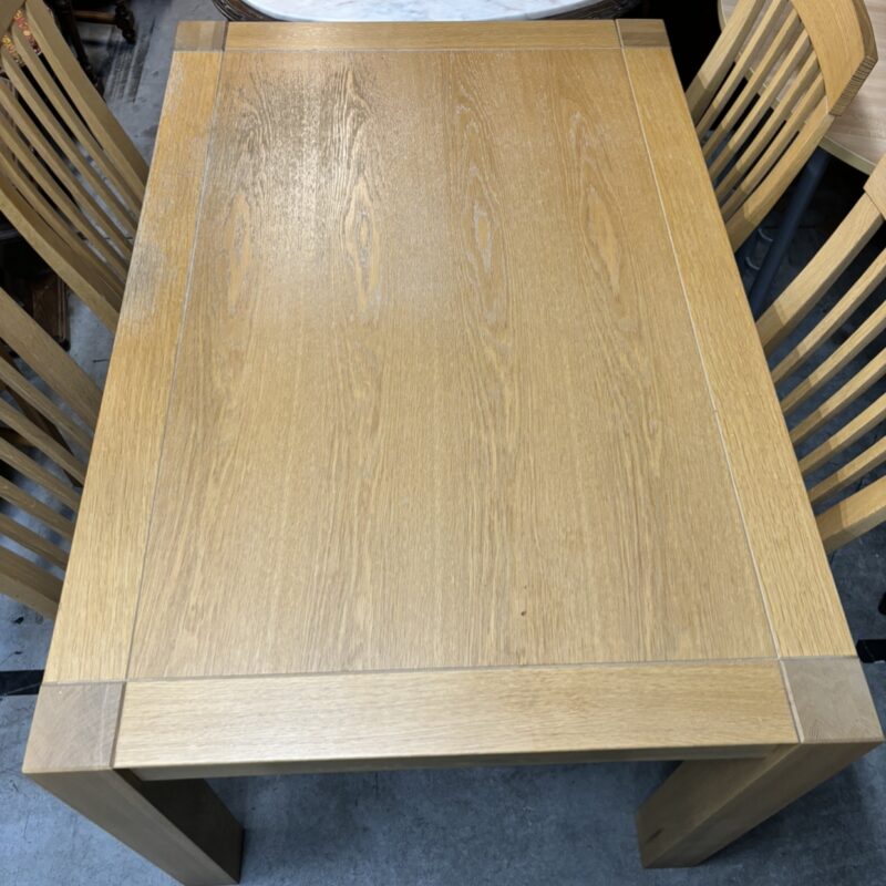 Table en bois + 4 chaises