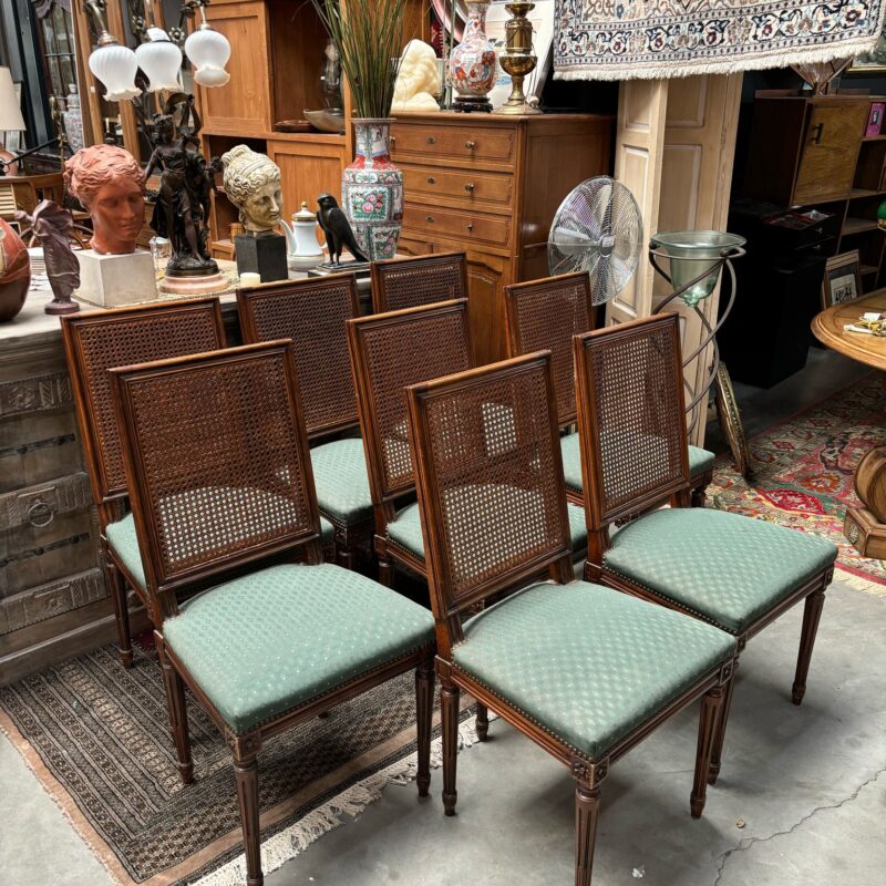 8 chaises de salle à manger