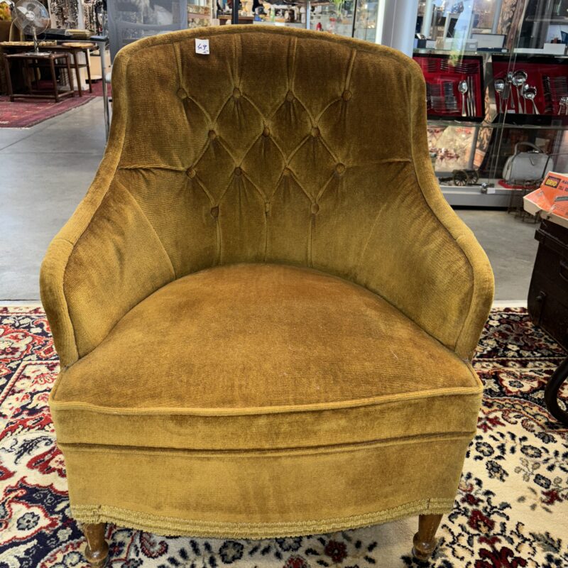 Fauteuil type crapaude , jaune moutarde