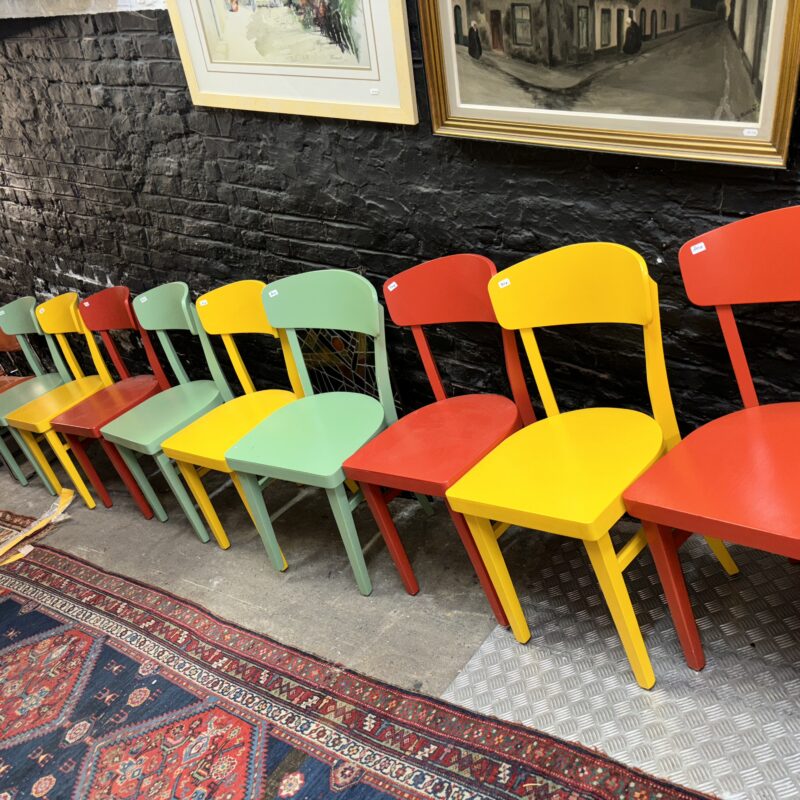 29 chaises en bois . VEGa