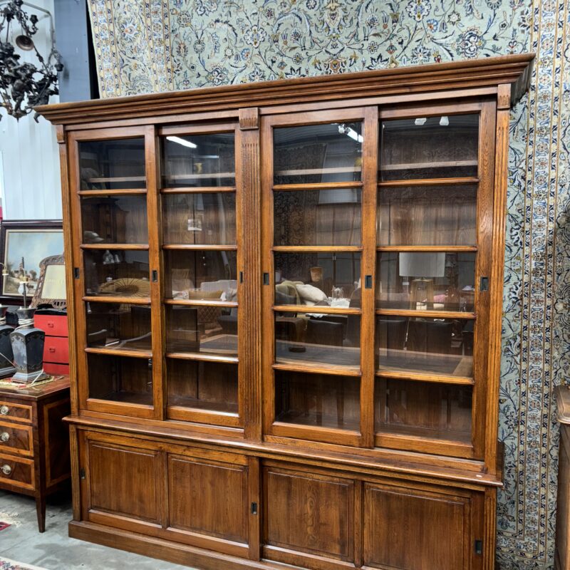 Grande bibliothèque vitrée en chêne massif