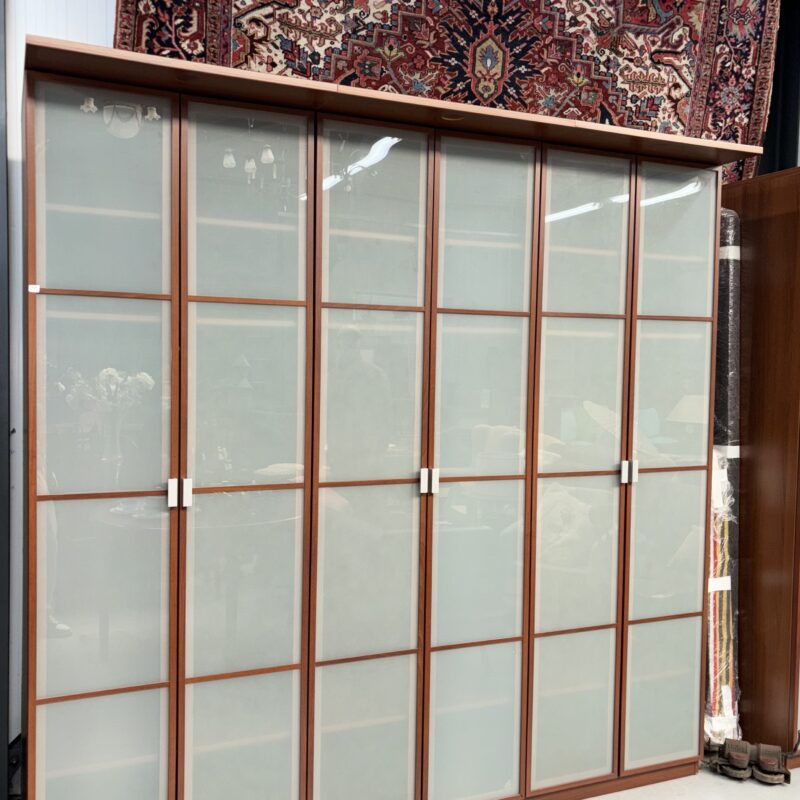 Grande garde-robe à portes coulissantes