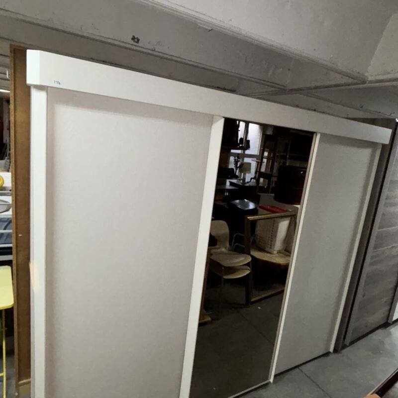 Grande garde-robe coulissante avec miroir – très bon état