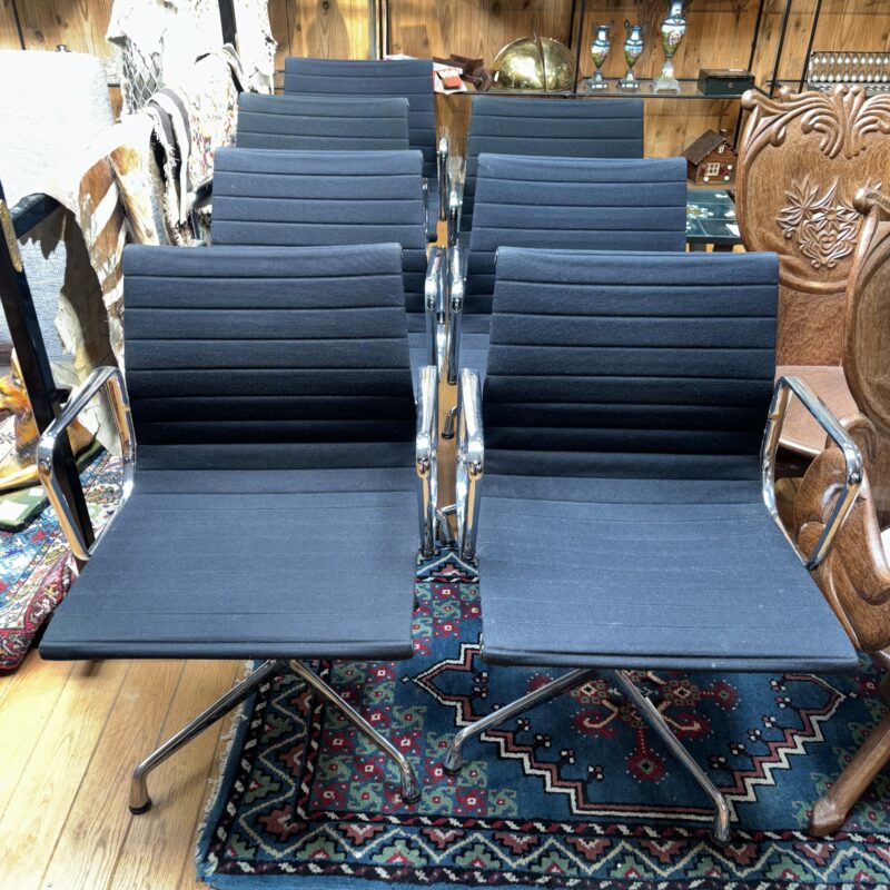 7 chaises de bureau pivotantes . Vitra